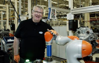 Robotten Robbie hjælper ansatte med funktionsneds­ættelse på Ford-fabrik