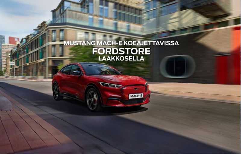 TÄYSSÄHKÖINEN FORD MUSTANG MACH-E LAAKKOSELLA.