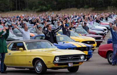 Ford teki uuden maailmanennätyksen kaikkien aikojen suurimmalla Mustang-kulkueella