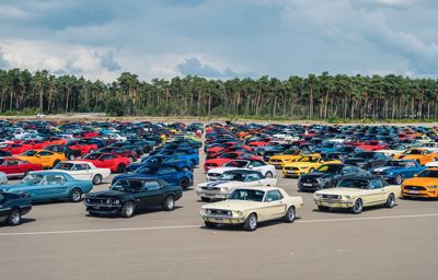 Nouveau record du monde : une parade de 1 326 Ford Mustang en Belgique