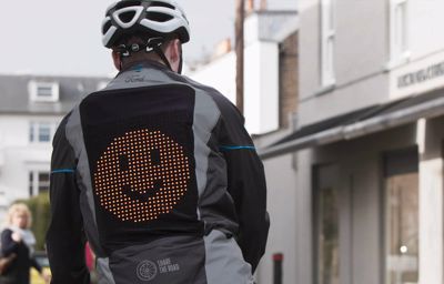 Ford dévoile la veste cycliste Emoji, pour aider cyclistes et automobilistes à mieux communiquer
