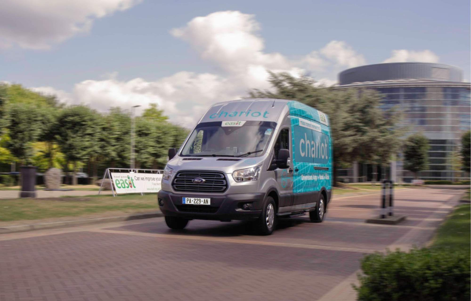 Pour faciliter les trajets domicile/travail à Londres, Ford étend son service de navettes à la demande Chariot aux entreprises
