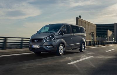 Ford annonce un **grand utilitaire 100% électrique** et le premier **minibus 8 places hybride rechargeable**