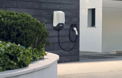 Ford présente son dispositif pour recharger ses véhicules électrifiés, chez soi ou à travers toute l'Europe