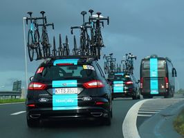 A Team Sky csapat Ford Mondeo kísérőautóját