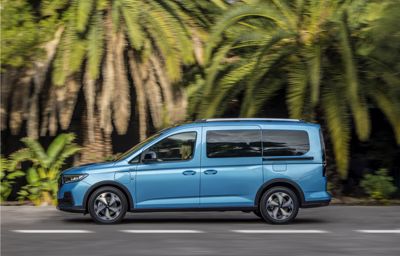 NEW PHEV POWERTRAIN BOOSTS FORD TOURNEO CONNECT FLEXIBILITY