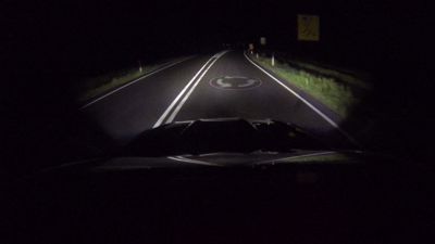 Ford teste une technologie de feux avant pour aider les conducteurs à ne pas quitter la route des yeux