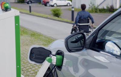 FORD MET À L’ESSAI UNE BORNE DE RECHARGE ROBOTISÉE CONÇUE POUR AIDER LES CONDUCTEURS EN SITUATION DE HANDICAP