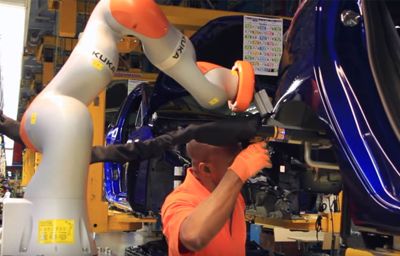 Mens en robot bouwen samen nieuwe auto’s