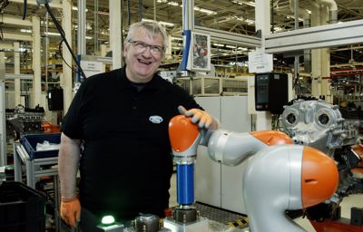 Roboten Robbie hjelper ansatte med nedsatt funksjonsevne og mobilitetsutfor­dringer på Ford-fabrikk