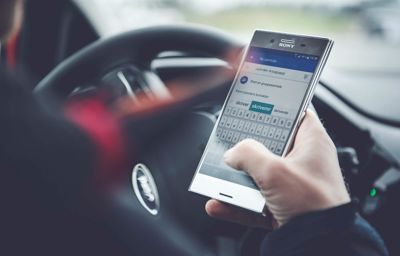 8236 med «mobilbot»: Vil bekjempe unge føreres mobilbruk med gratis opplæring