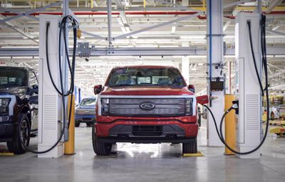 Ford pokonał globalnych producentów samochodów – raport „Leading the Charge 2024”