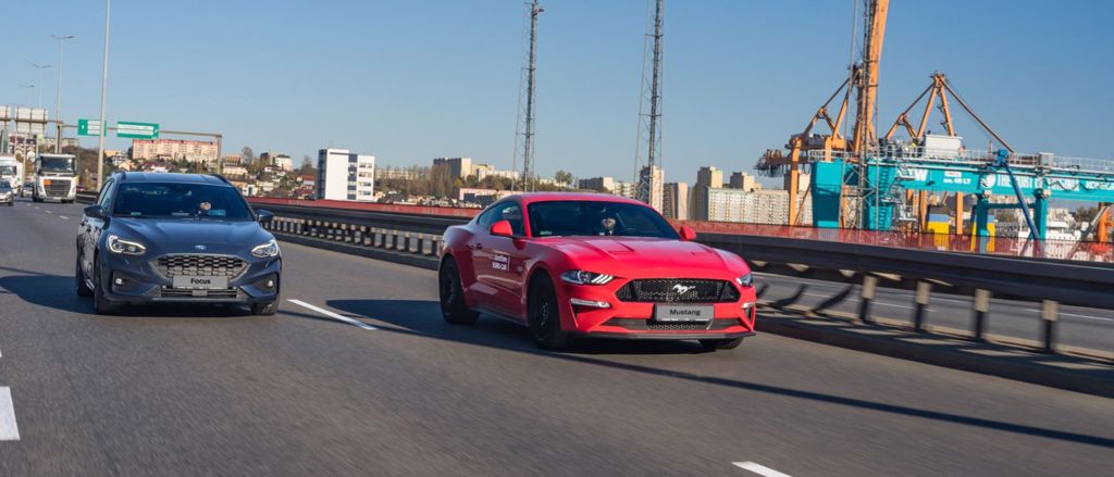 Ford Mustang i Ford Focus na drodze