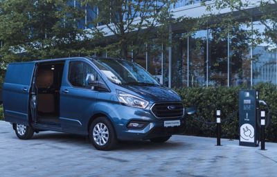 Ford Transit Custom i Tourneo Custom z innowacyjnym napędem hybrydowym