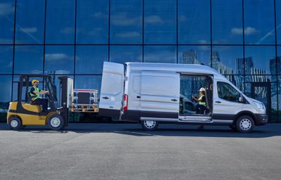 Nu börjar Ford E-Transit att levereras till kunder i Europa