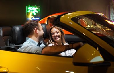 Tinder-användare swajpar höger för blinddejt i en Ford Mustang