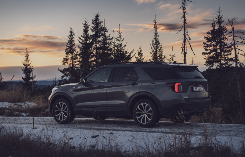 Ford Explorer fra siden