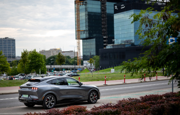 Ford Mustang Mach-E w mieście podczas wiosny